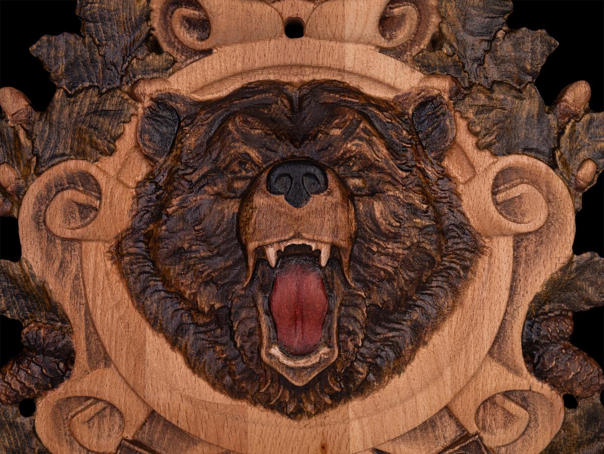 Панно резное Медведь с топорами из дерева №2