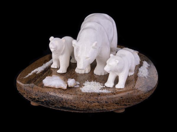 Скульптура Семья белых медведей (Кость мамонта, рог лося)