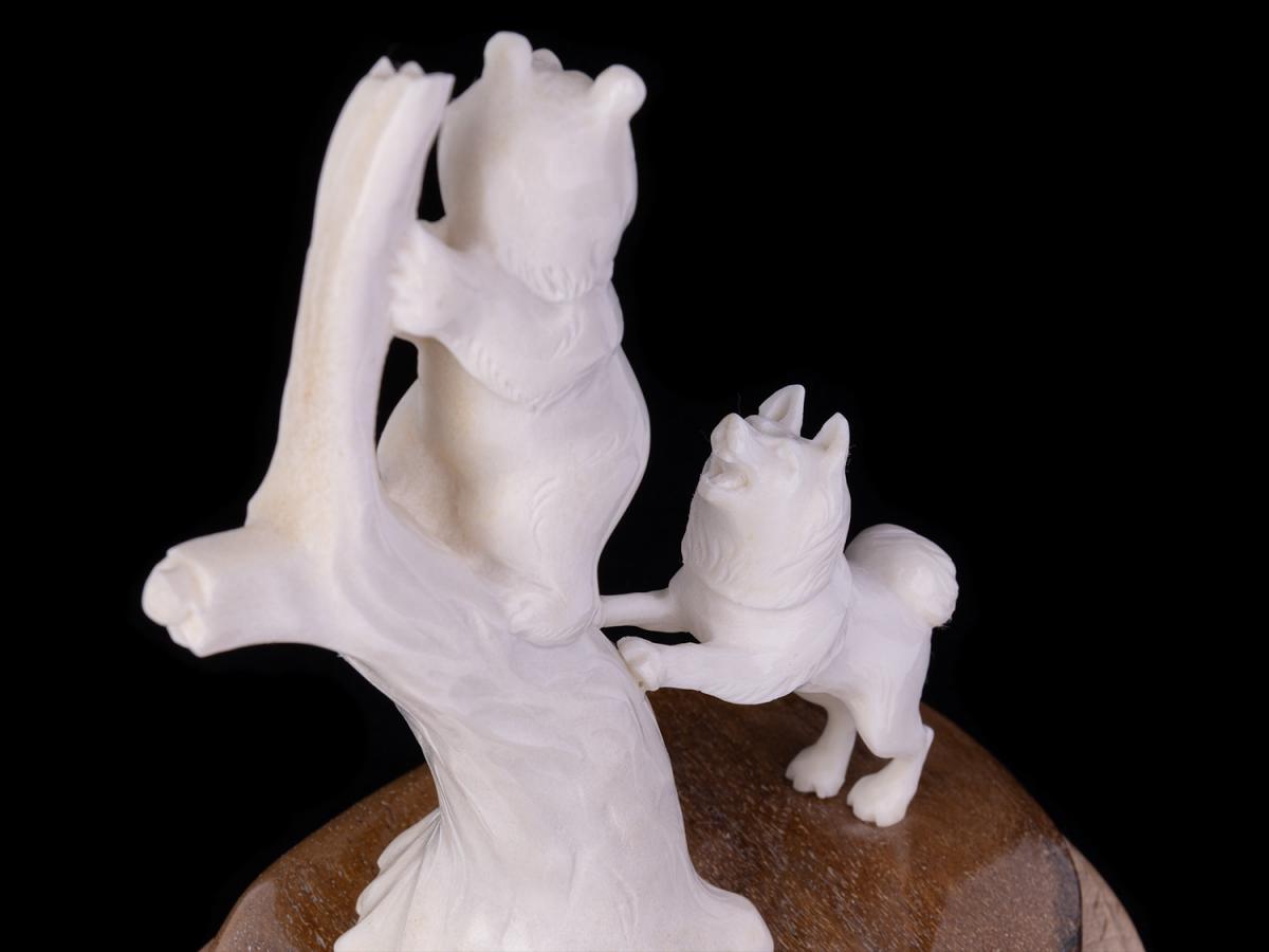 Скульптура Медвежонок с собакой (Кость мамонта, рог лося)