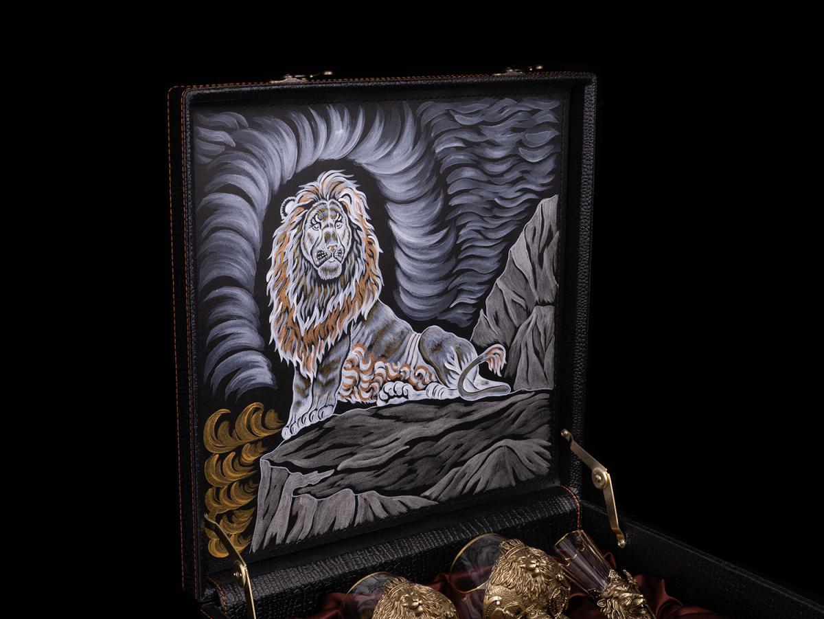 Набор Мудрый лев в кейсе (4 лафитника, 4 бокала для коньяка)
