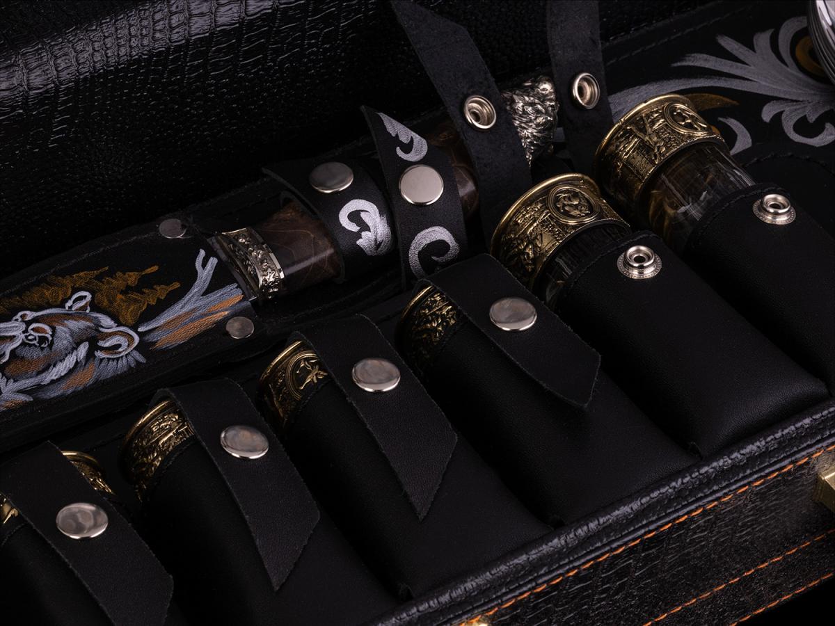 Подарочный набор для шашлыка Охотники со стопками в чемодане премиум (Коричневый кап клена)