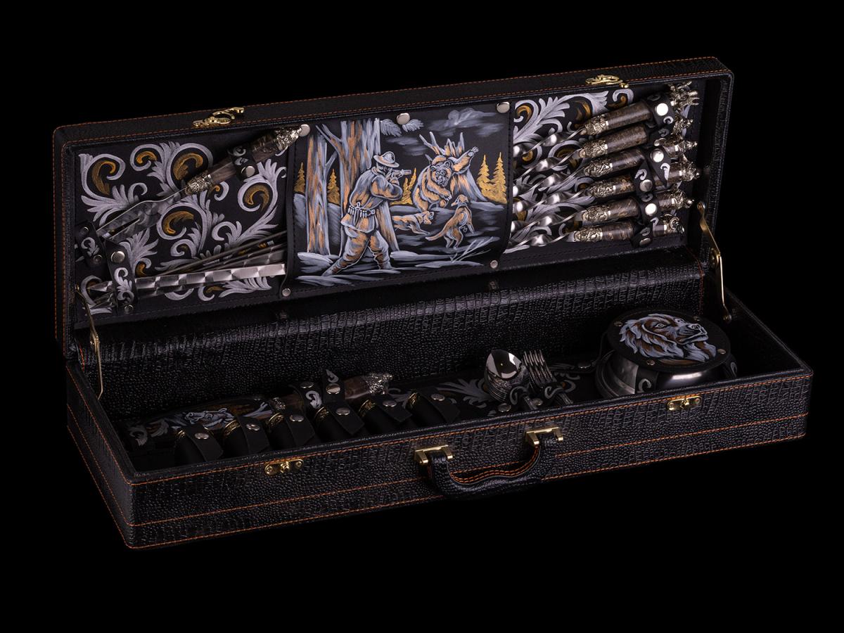 Подарочный набор для шашлыка Охотники со стопками в чемодане премиум (Коричневый кап клена)