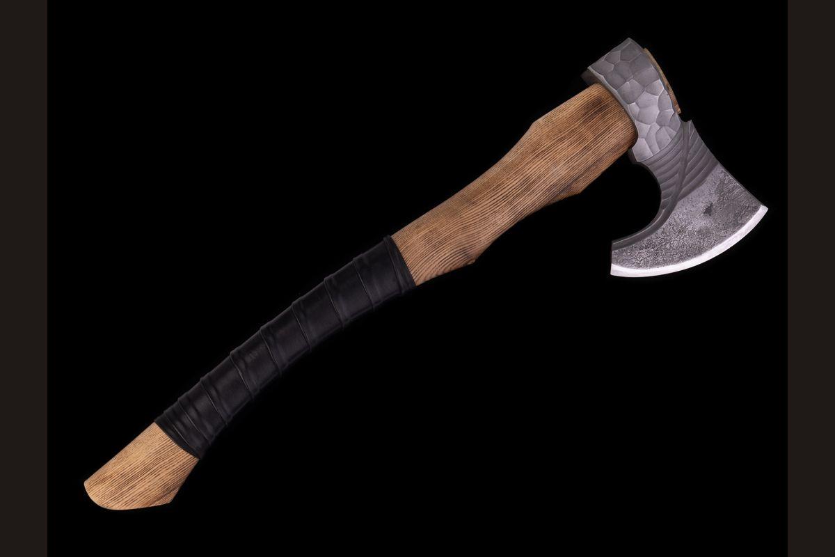 Топор большой (шх15 + у10а, под камень, рукоять ясень, кожа)