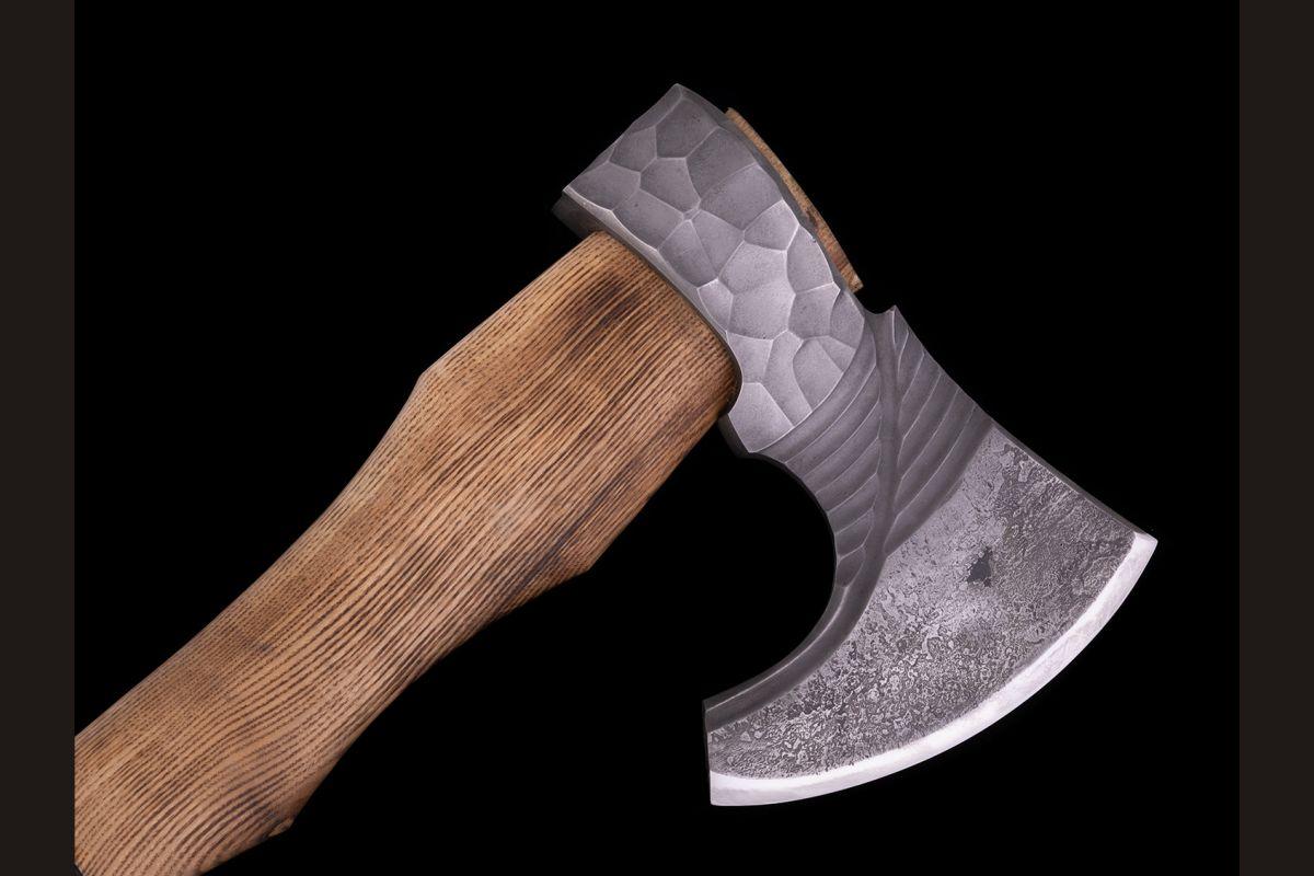 Топор большой (шх15 + у10а, под камень, рукоять ясень, кожа)