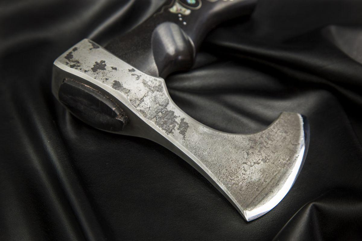 Топорик малый (шх15 + у10а, черный граб, инкрустация в рукояти)