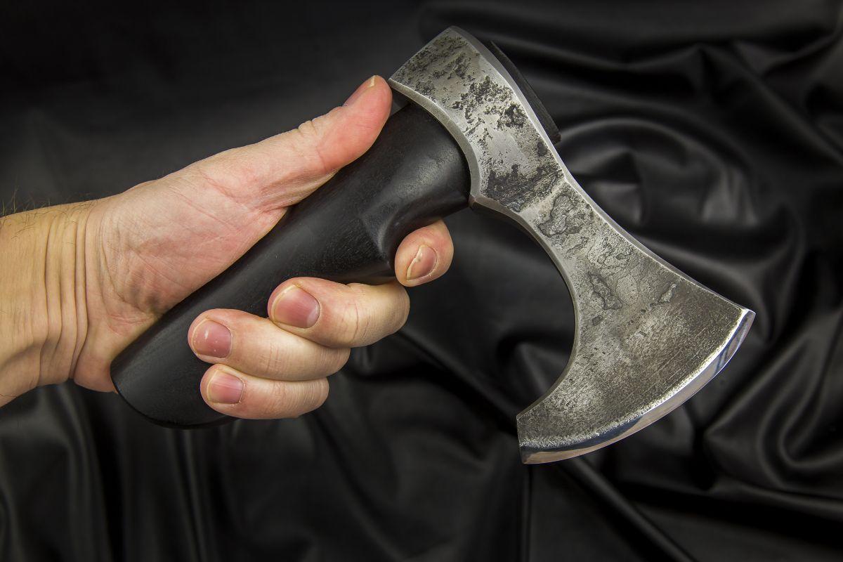 Топорик малый (шх15 + у10а, черный граб, инкрустация в рукояти)