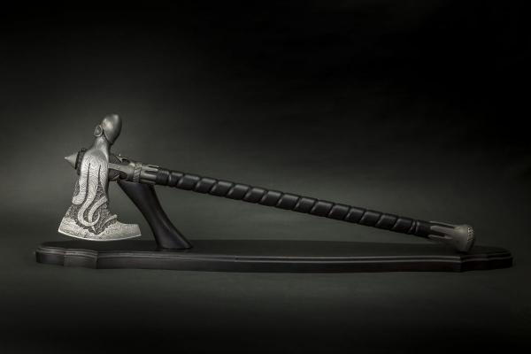 Кованый топор Осьминог (дамасская сталь 7000 слоёв, топорище черный граб, ручная резьба)